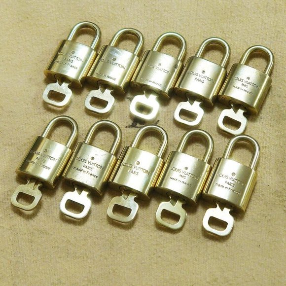 LOUIS VUITTON LV 10 SET PADLOCK KEY BAG CHARM CADENA GOLD PLATED FRANCE 38HA149- - Picture 1 of 4